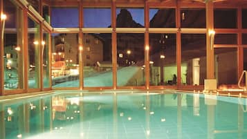 Indoor pool, sun loungers