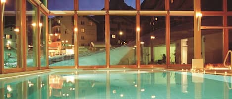 Indoor pool, sun loungers