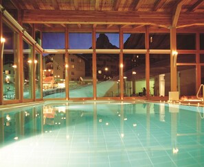 Indoor pool, sun loungers - Hotel Metropol & Spa (Zermatt)