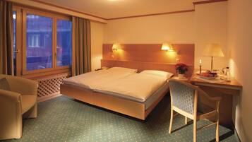 Standard-Doppelzimmer | Minibar, Zimmersafe, Schreibtisch, VerdunkelungsvorhÀnge