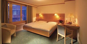 Standard Double Room | Minibar, in-room safe, desk, blackout drapes - Hotel Metropol & Spa (Zermatt)