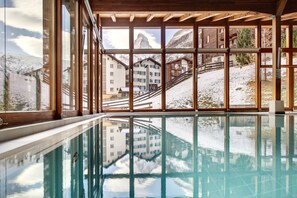 Piscina coperta, lettini