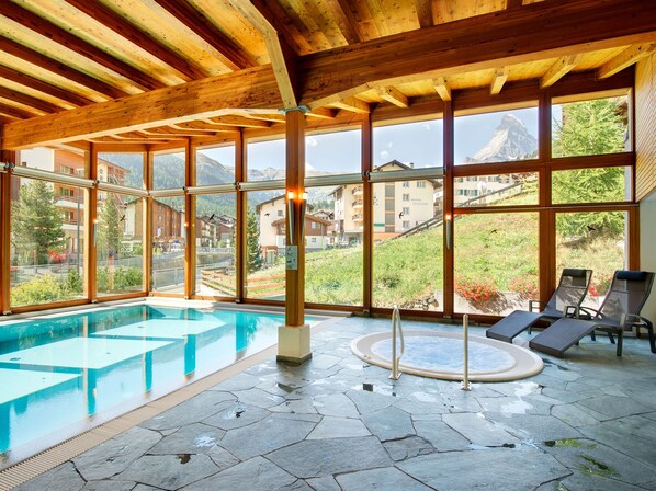 Alberca techada y camastros 