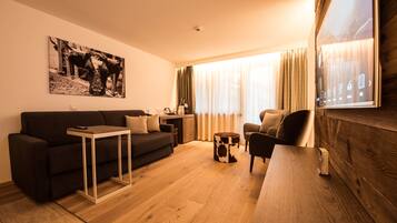 Alpine Roof Suite | Ruang keluarga | TV layar datar