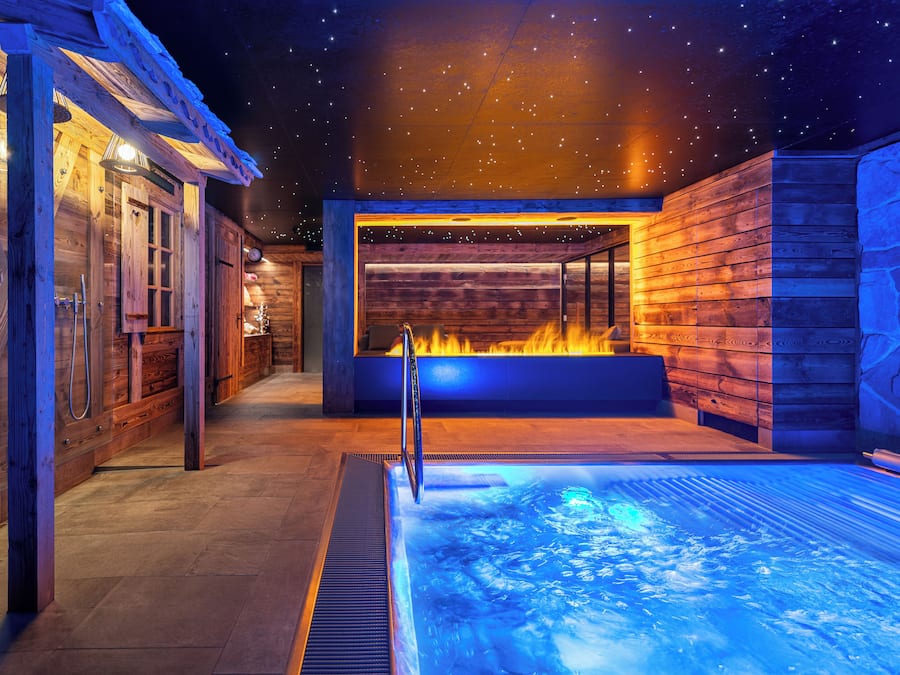 Un sauna, una bañera de hidromasaje, baño turco