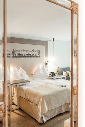 Swiss Style Double Room | Hypo-allergenic bedding, minibar, in-room safe, blackout drapes - Hotel Daniela (Zermatt)