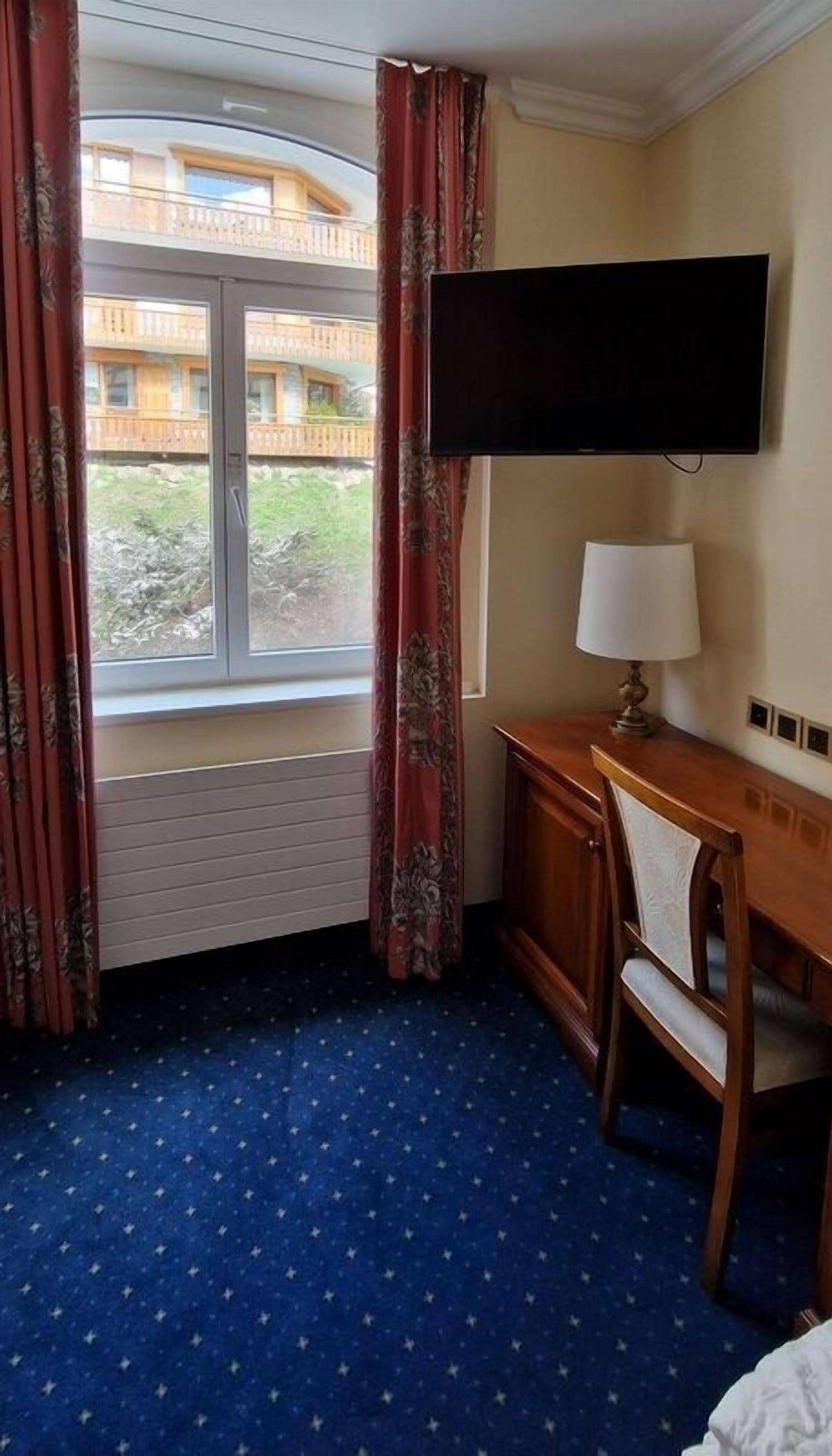 single room, city view | 1 bedroom, minibar, in-room safe, desk