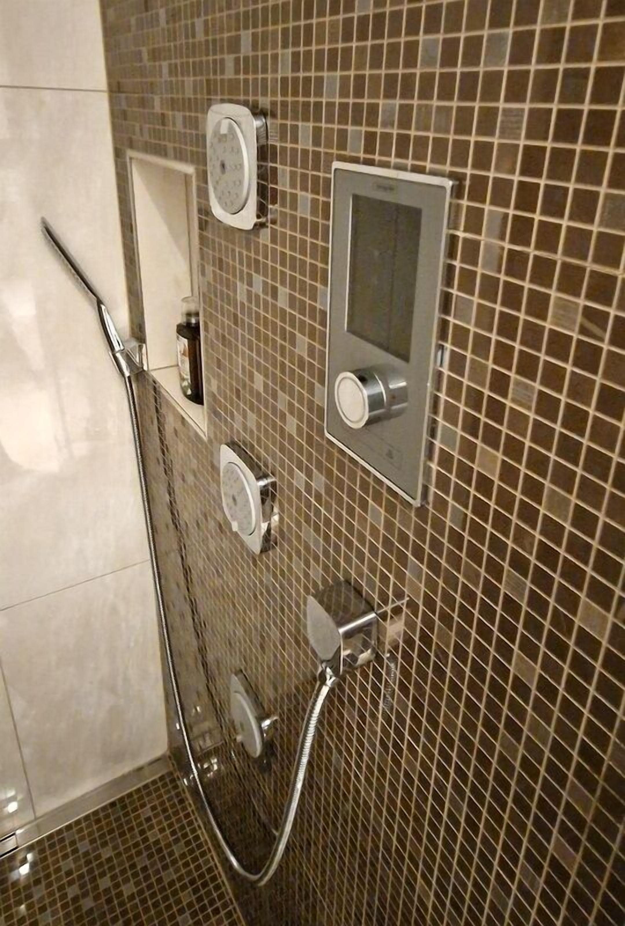 Kylpyhuone, jossa on suihku, wc ja pesuallas.