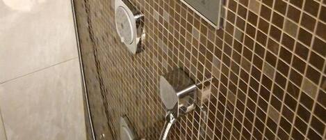 Kylpyhuone, jossa on suihku, wc ja pesuallas.