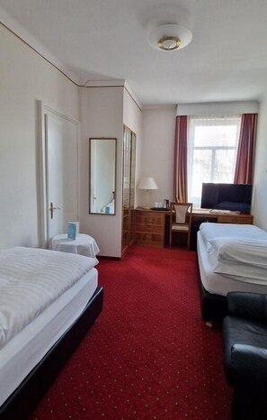 Standaard vierpersoonskamer, uitzicht op stad | Een minibar, een kluis op de kamer, een bureau, gratis wifi