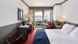 Minibar gratis, brankas, meja kerja, dan setrika/meja setrika