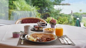 Sarapan prasmanan setiap hari dengan biaya tambahan
