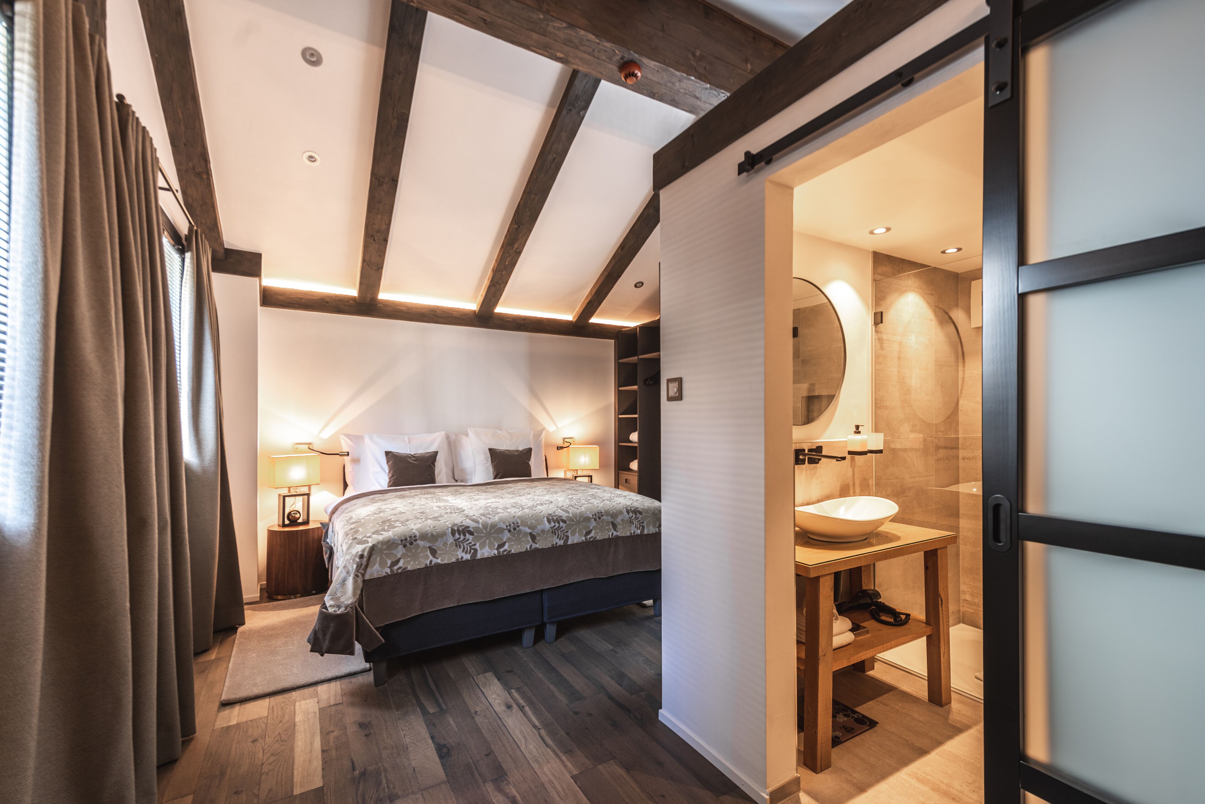 deluxe chalet | hypo-allergenic bedding, minibar, in-room safe, individually decorated