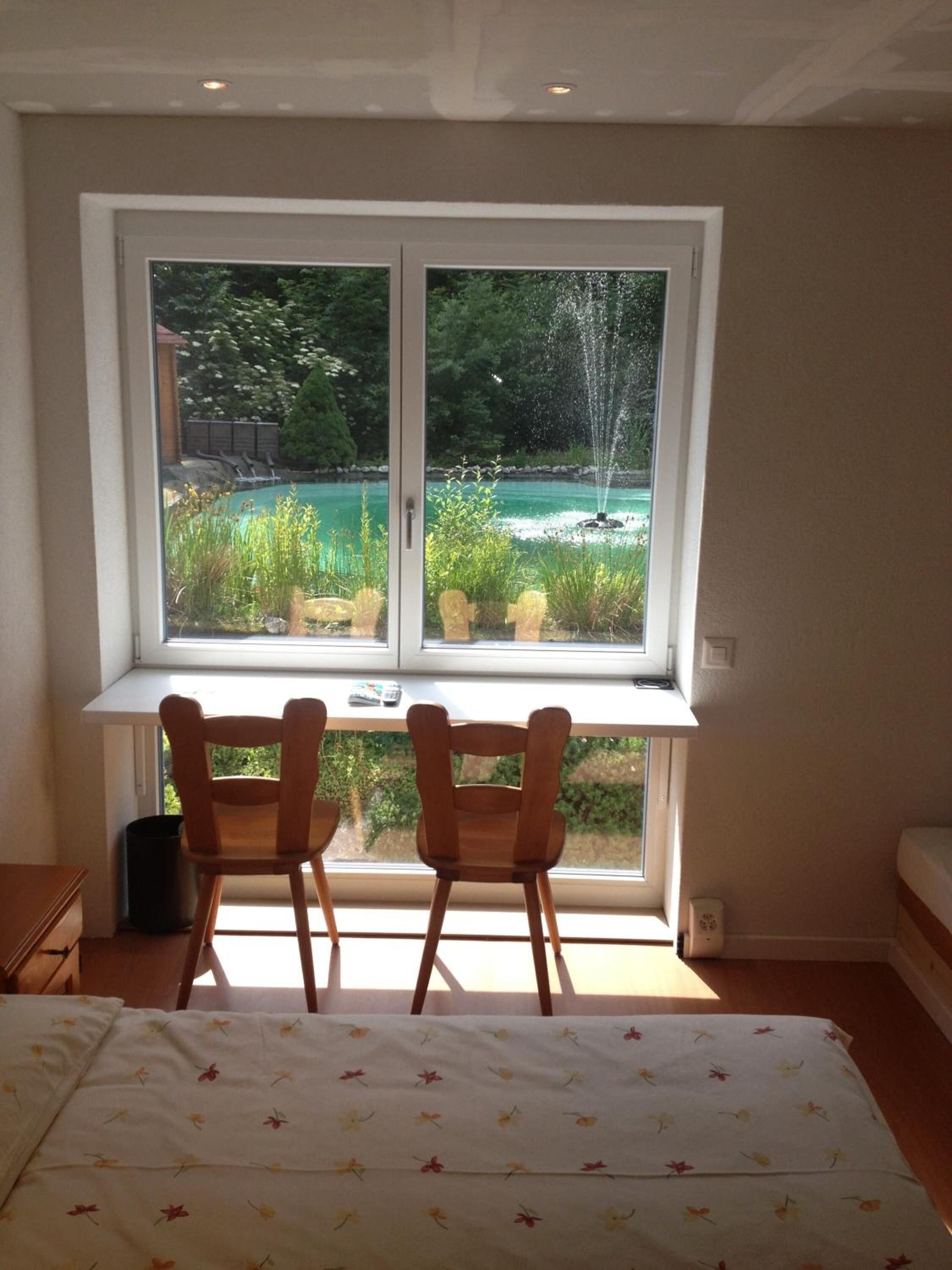 Brankas, Wi-Fi gratis, seprai linen, dan jam alarm