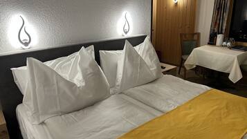 VÀrdeförvaringsskÄp pÄ rummet, gratis wi-fi och sÀngklÀder