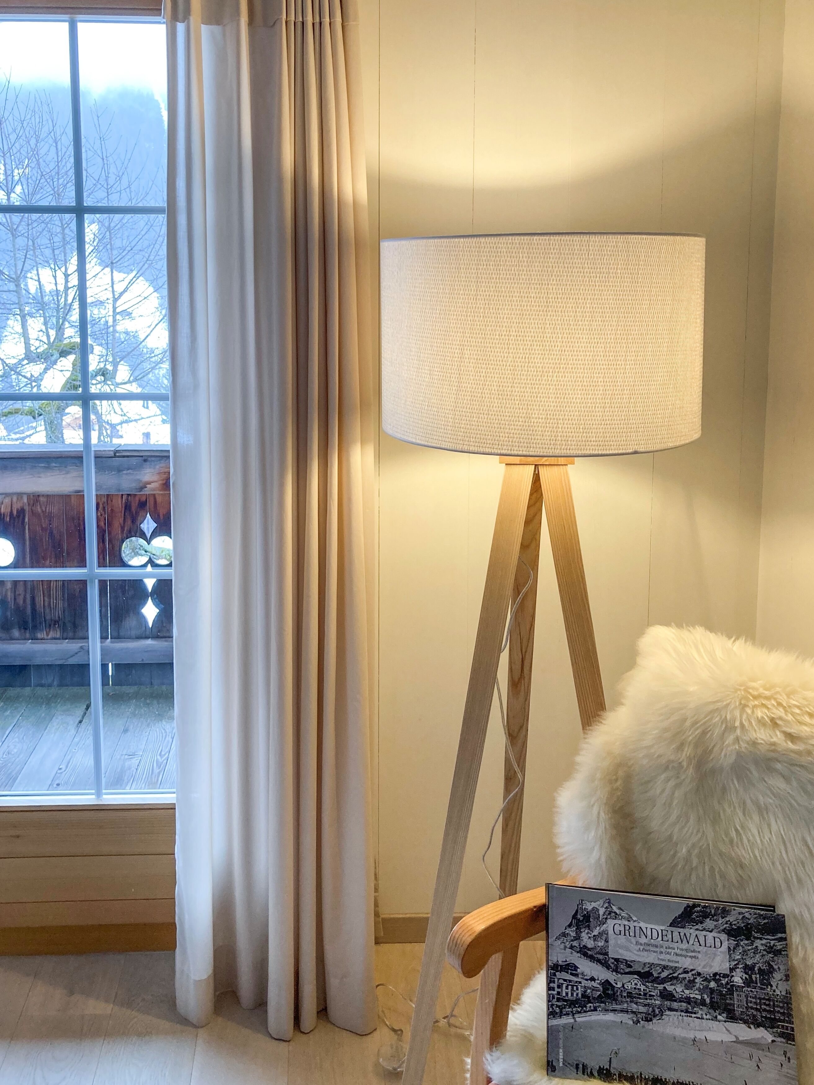 eiger panorama suite in chalet kirchbühl | living area | flat-screen tv