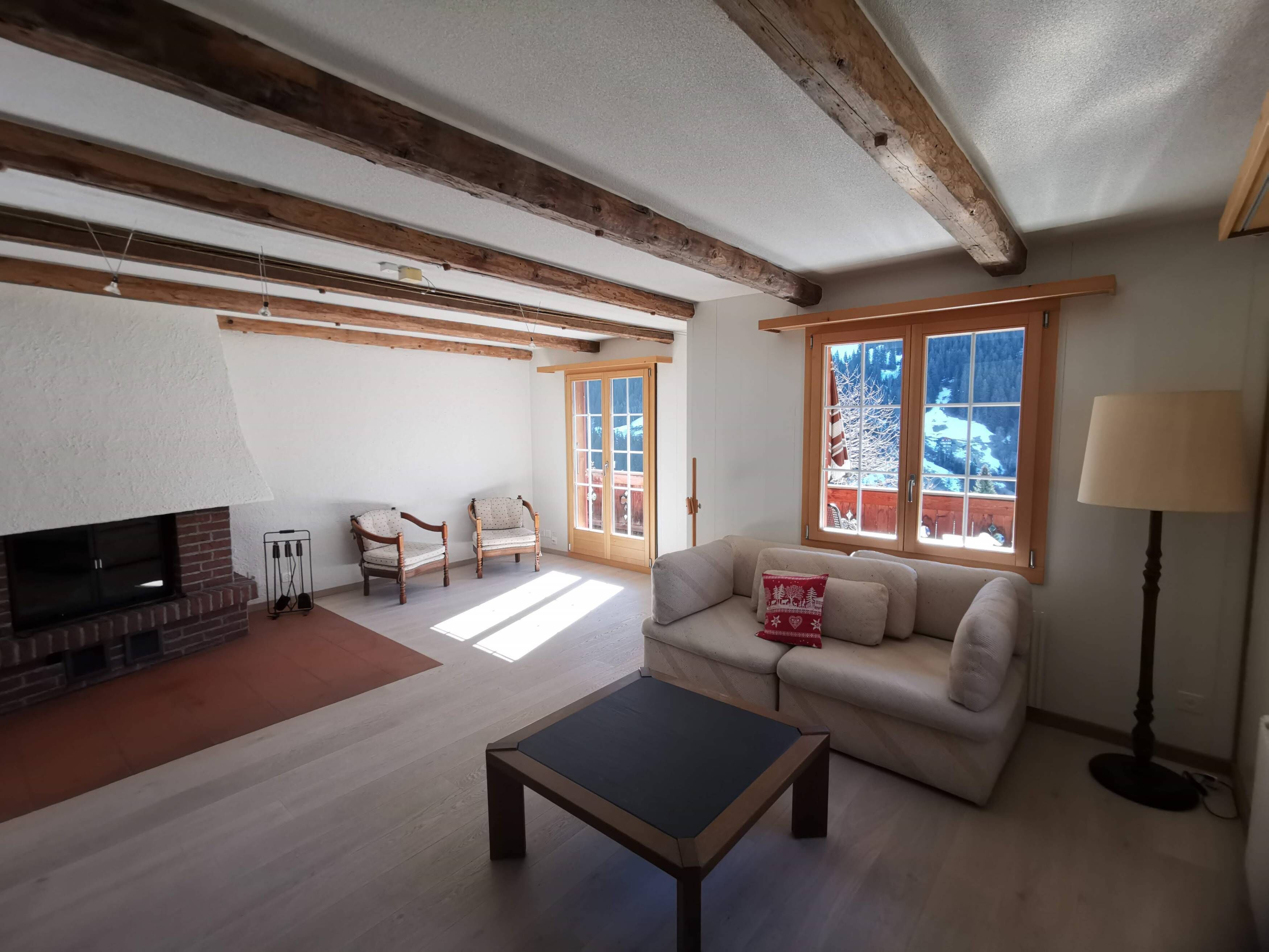 eiger panorama suite in chalet kirchbühl | living area | flat-screen tv