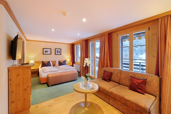 Minibar, caja de seguridad en la habitación y decoración personalizada