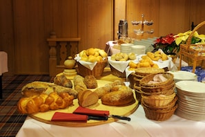 Free daily buffet breakfast