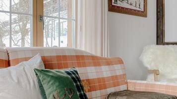 Eiger Panorama Suite im Chalet Kirchbühl | Wohnbereich | Flachbildfernseher