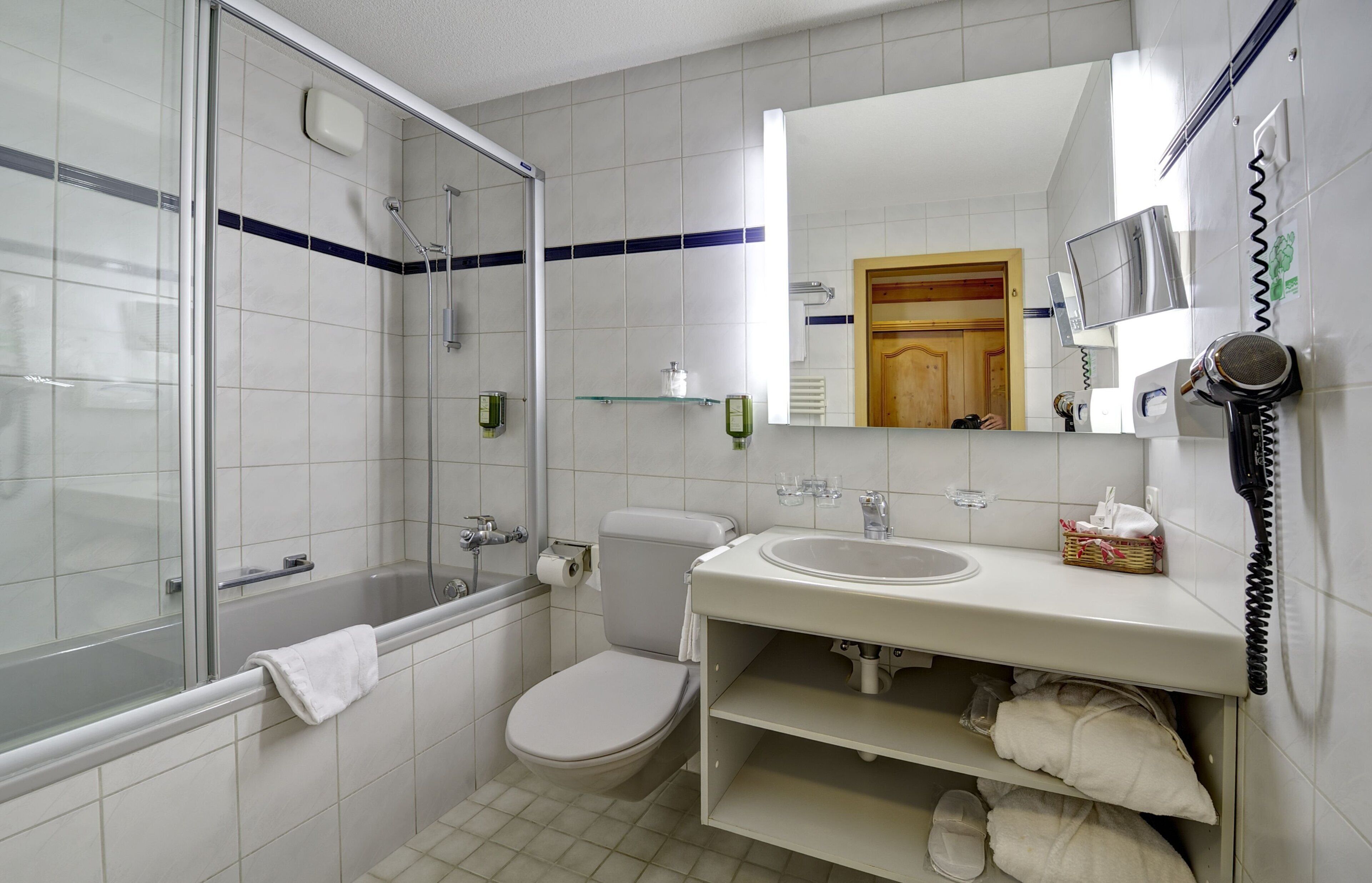 dreibettzimmer eiger superior | bathroom | free toiletries, hair dryer, bathrobes, towels