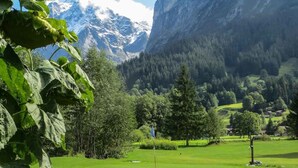 Un campo de golf con montañas al fondo.