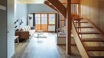 Comfort-Apartment, 2 Schlafzimmer, Balkon, Bergblick | Wohnbereich | Flachbildfernseher