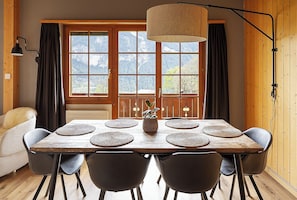 Comfort-Apartment, 2 Schlafzimmer, Balkon, Bergblick | Essbereich im Zimmer