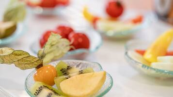 Una mesa de buffet con diversas frutas y verduras.
