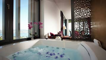 Penthouse Loft with Spa, Lake View and Air Condition | Indoor spa tub