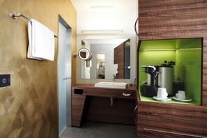 Familienzimmer mit Verbindungstüre und Seeblick | Badezimmer