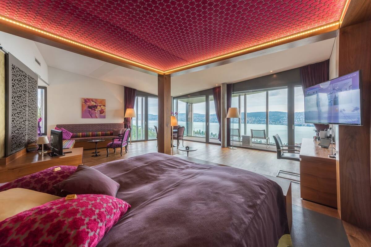 Premium bedding, free minibar items, in-room safe, desk