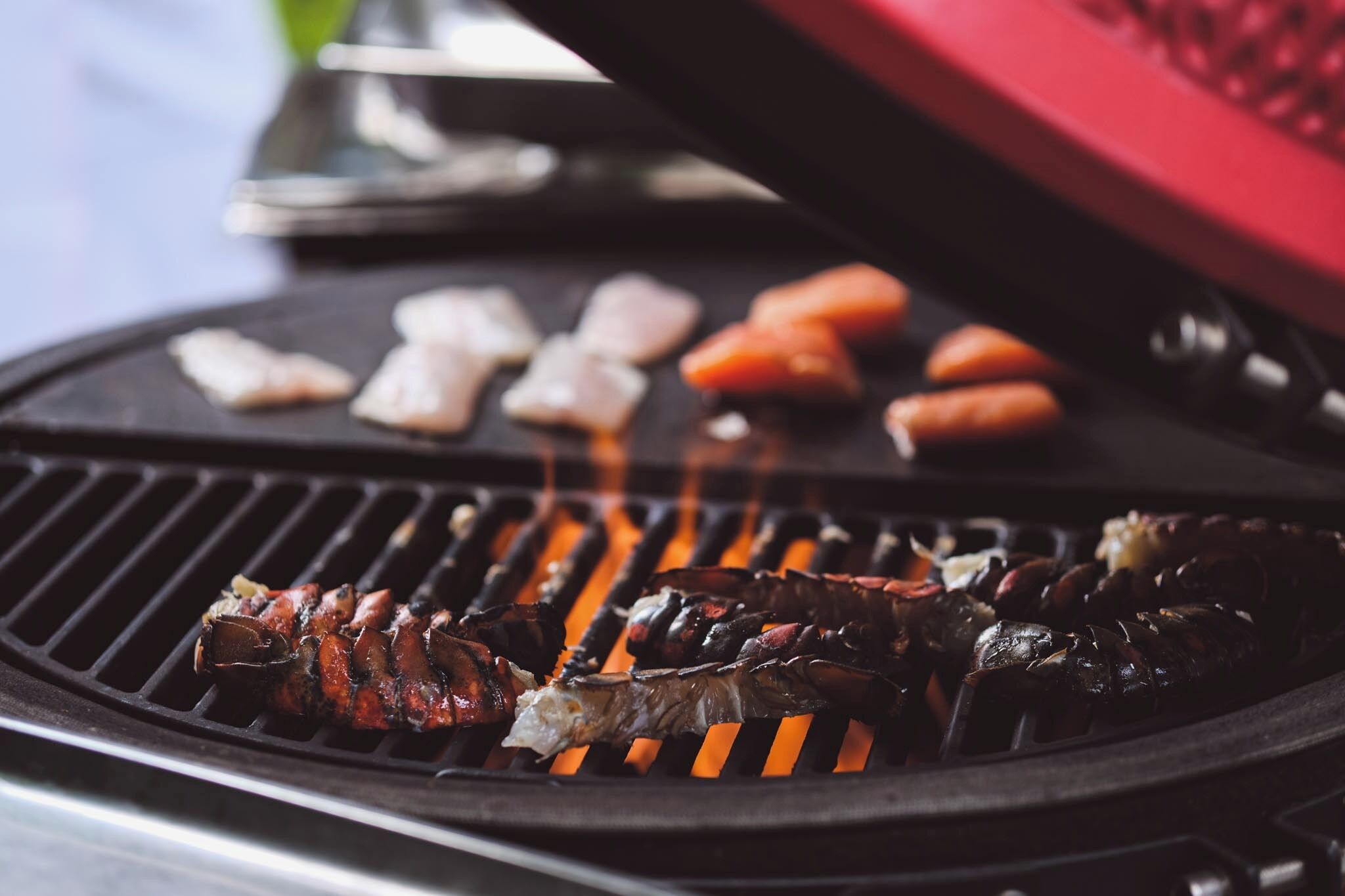 Una parrilla con diferentes carnes a la cocción.