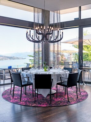 供应早餐、午餐和晚餐