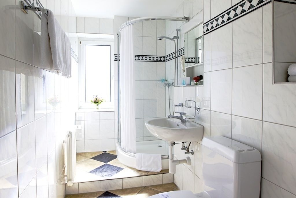 comfort single room | bathroom | free toiletries, hair dryer, towels