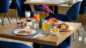 朝食 (ビュッフェ)、毎日提供 (無料)
