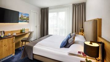 Peti besi dalam bilik, dilengkapkan perabot secara berasingan, meja