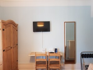 Caja de seguridad en la habitación y escritorio