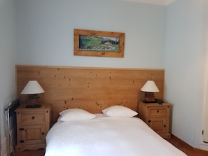 Quarto triplo | Cofres nos quartos, escrivaninha, quartos à prova de som