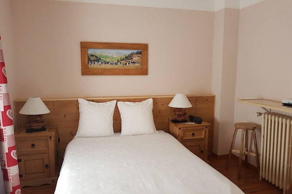 Caja de seguridad en la habitación y escritorio