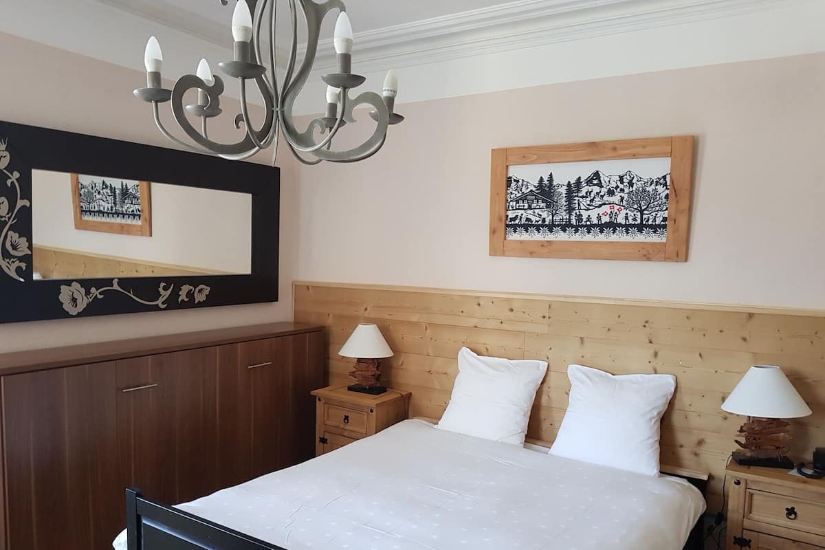 Chambre double, baignoire | Coffre-fort, bureau, systĂšme dâinsonorisation, fer et planche Ă repasser