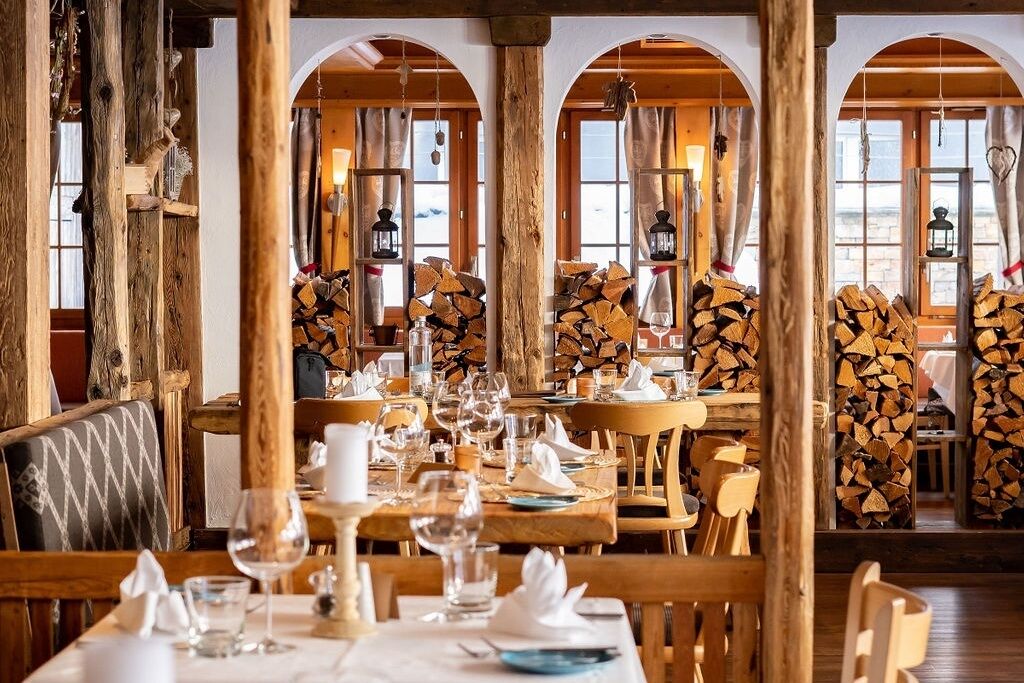 3 restaurants, breakfast, lunch, dinner served; regional cuisine