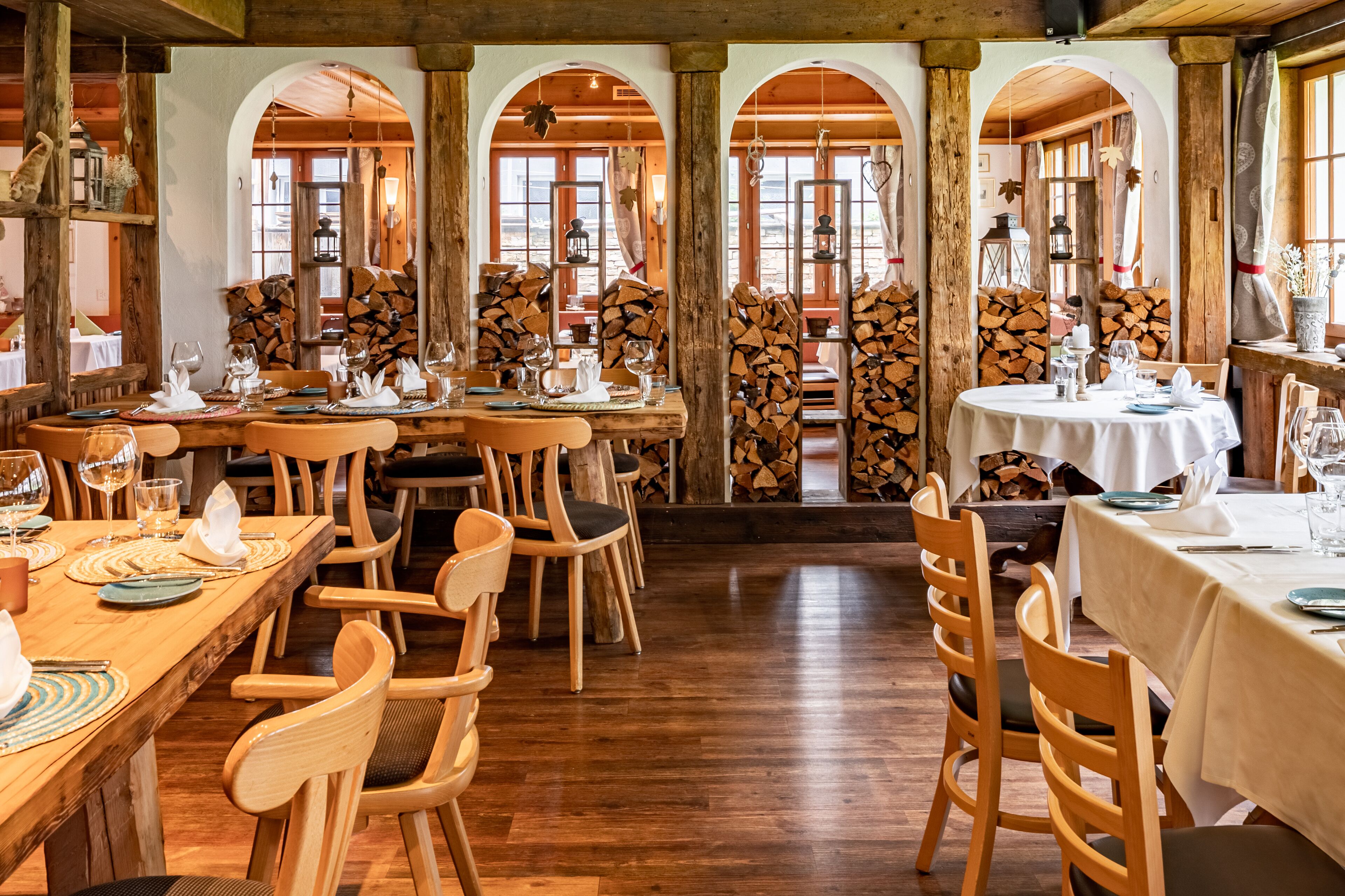 3 restaurantes; se sirven desayunos, almuerzos, cenas y cocina regional 