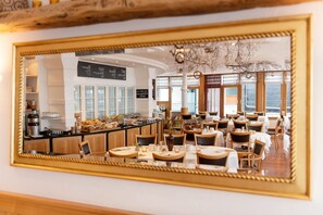 TĂ€gliches inbegriffenes FrĂŒhstĂŒcksbuffet