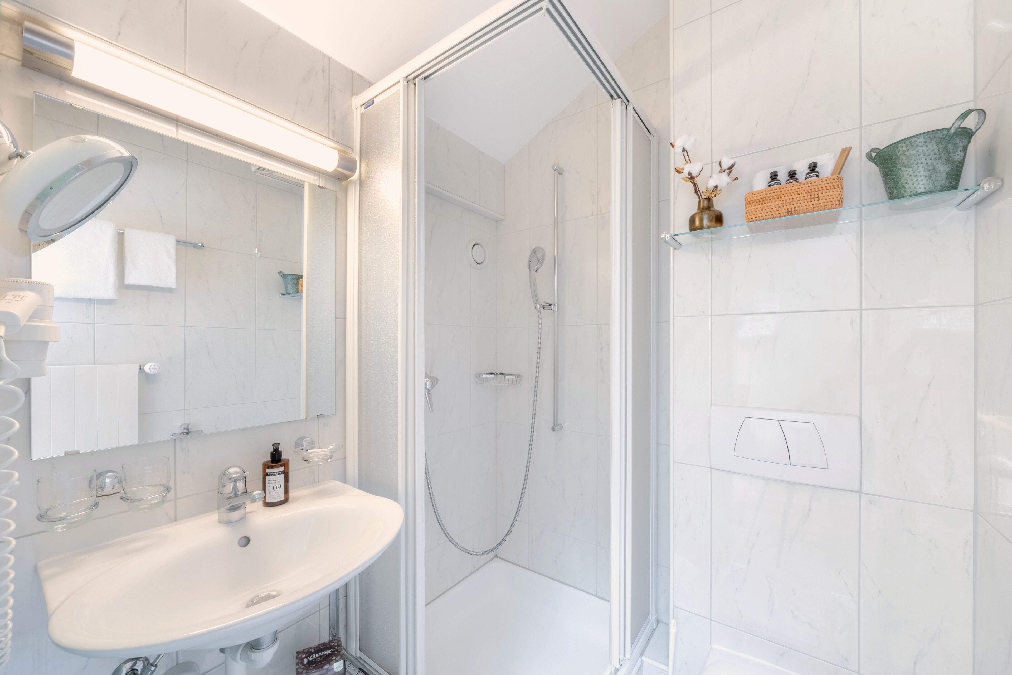 gallery single room | bathroom | combined shower/bathtub, hair dryer, bathrobes, slippers
