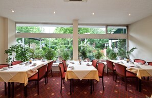 Daily buffet breakfast (EUR 8.90 per person)