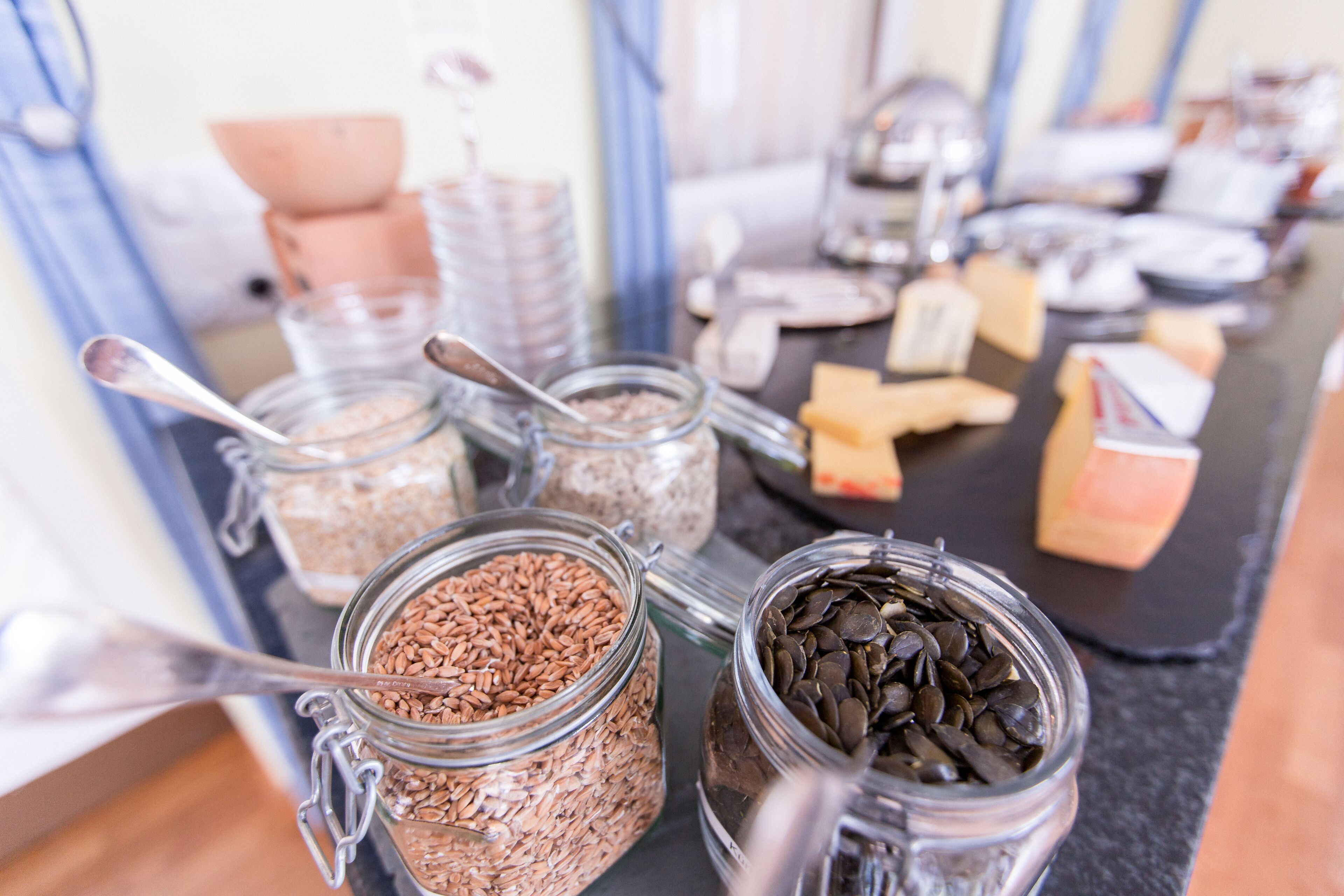 Una mesa de buffet con diversos alimentos y salsas.