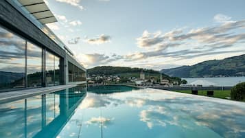 Outdoor pool, pool umbrellas, sun loungers