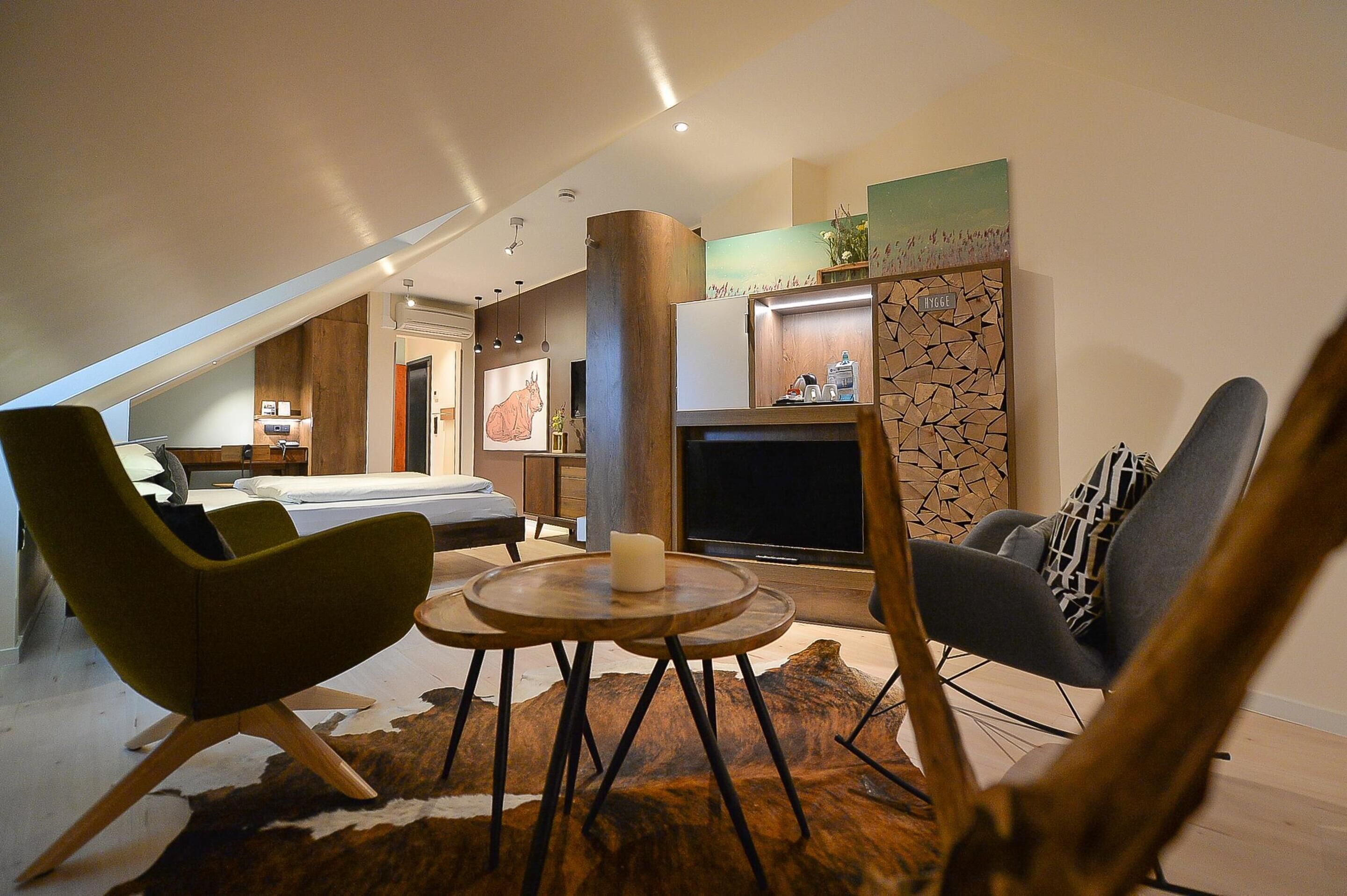 comfort room, 1 king bed | hypo-allergenic bedding, in-room safe, desk, laptop workspace