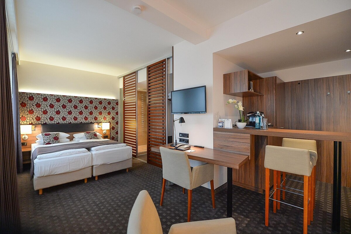 Hypo-allergenic bedding, in-room safe, desk, laptop workspace